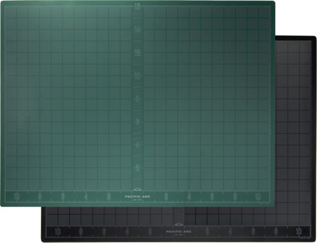 CUTTING MAT BLACK/GREEN 18X24